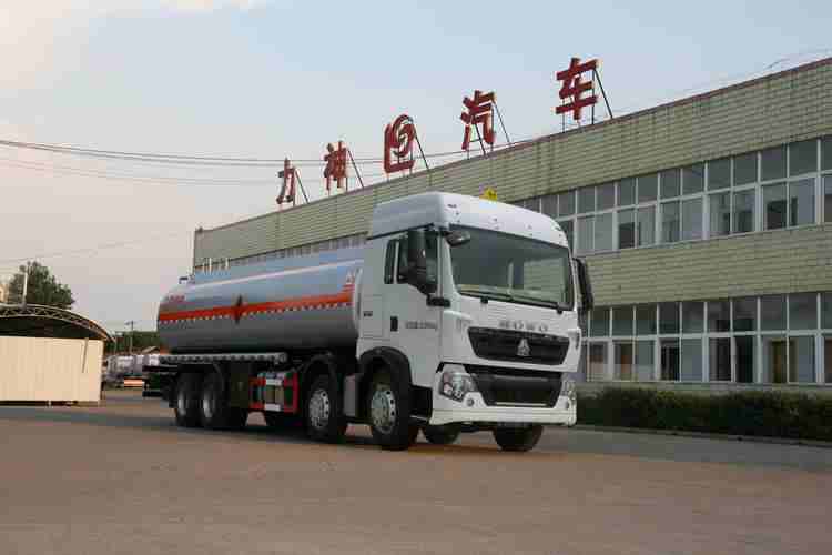 重汽前四后八油罐車(chē)圖片 重汽前四后八油罐車(chē)圖片
