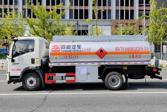 重汽豪沃10方加油車(chē)_重汽豪沃8噸加油車(chē)_專(zhuān)威牌HTW5127GJYZ6Q型加油車(chē) 重汽豪沃10方加油車(chē)_重汽豪沃8噸加油車(chē)_專(zhuān)威牌HTW5127GJYZ6Q型加油車(chē)